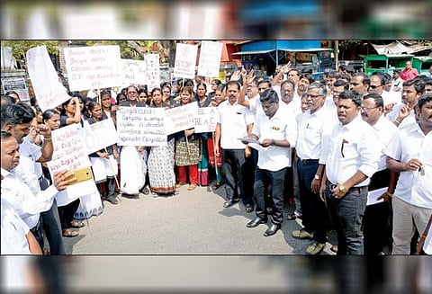 பொள்ளாச்சி பாலியல் குற்றவாளிகளை பாரபட்சமின்றி கைது செய்யக்கோரி - வக்கீல்கள் கோர்ட்டு புறக்கணிப்பு செய்து ஆர்ப்பாட்டம்