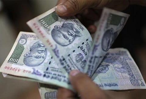 வேலூரில் வெவ்வேறு இடங்களில் கார்களில் கொண்டு சென்ற ரூ.4 லட்சம் பறிமுதல் - பறக்கும்படை அதிகாரிகள் நடவடிக்கை