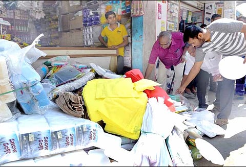 சேலம் புதிய பஸ்நிலையம் அருகே, 2 கடைகளில் 1.2 டன் பிளாஸ்டிக் பொருட்கள் பறிமுதல் - உரிமையாளர்களுக்கு அபராதம்