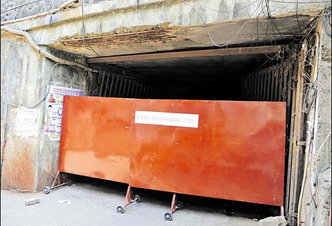 சயான் ரெயில் நிலையம் எதிரில் முன்னறிவிப்பு இன்றி மூடப்பட்ட சுரங்க நடைபாதை - பயணிகள் அவதி