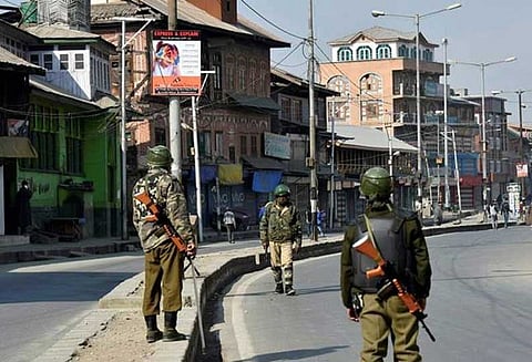 பிரிவினைவாதிகள் முழு அடைப்புக்கு அழைப்பு: காஷ்மீரில் இயல்பு வாழ்க்கை முடக்கம்
