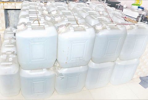 வீட்டில் பதுக்கி வைக்கப்பட்டிருந்த 3 ஆயிரம் லிட்டர் எரிசாராயம் பறிமுதல் பார் உரிமையாளர் கைது