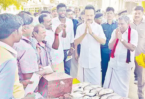 திருவாரூரில் இருந்து தேர்தல் பிரசாரத்தை தொடங்கினார், மு.க.ஸ்டாலின் வீடு, வீடாக சென்று மக்களை சந்தித்து ஆதரவு திரட்டினார்