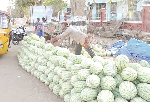 வெயிலின் தாக்கம் காரணமாக சாலையோரங்களில் தர்ப்பூசணி கடைகள் அதிகரிப்பு