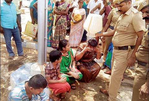 பள்ளிபாளையம் மெக்கானிக், மனைவி- மகள்களுடன் தீக்குளிக்க முயற்சி - கந்துவட்டி கொடுமையால் விபரீதம்