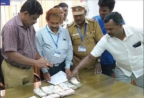 மாவட்டத்தில் பறக்கும்படையினர் சோதனை: டைல்ஸ் நிறுவன உரிமையாளர், வியாபாரியிடம் ரூ.7.94 லட்சம் பறிமுதல்