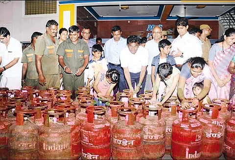 சமையல் கியாஸ் சிலிண்டர்களில் துண்டுப்பிரசுரங்களை இணைத்து விழிப்புணர்வு - கலெக்டர் தொடங்கி வைத்தார்