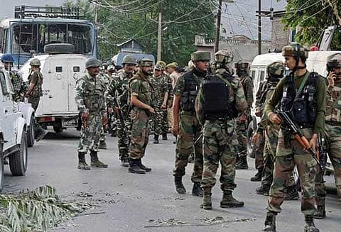 ஜம்மு காஷ்மீரில் போலீசாரை குறிவைத்து கையெறி குண்டு வீச்சு: 3 போலீசார் காயம்