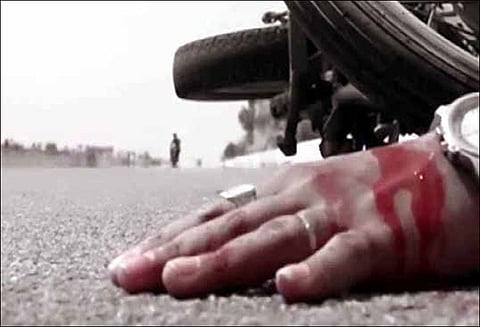 மோட்டார் சைக்கிள் மீது லாரி மோதல் அண்ணன் கண்எதிரே என்ஜினீயரிங் மாணவர் பலி