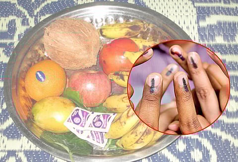 பொதுமக்களுக்கு தாம்பூலம், அழைப்பிதழ் கொடுத்து தேர்தலில் தவறாமல் வாக்களிக்கும்படி கலெக்டர் வேண்டுகோள்