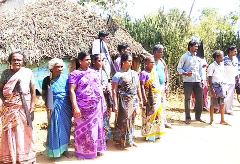 கையகப்படுத்தப்பட்ட நிலத்தை கேட்டு வீடுகளில் கருப்பு கொடி கட்டி போராட்டம்