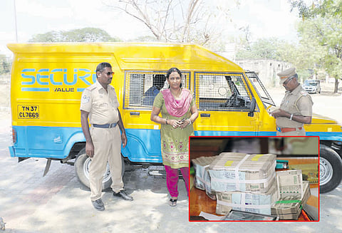 பறக்கும் படையினர் வாகன சோதனை: நெல்லையில் ஏ.டி.எம். மையங்களுக்கு எடுத்துச்சென்ற ரூ.12 லட்சம் பறிமுதல்