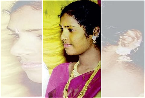 பள்ளி மாணவர்களுடன் தகாத உறவு: ‘போக்சோ’ சட்டத்தில் ஆசிரியை கைது பணியிடை நீக்கம் செய்து முதன்மை கல்வி அலுவலர் உத்தரவு