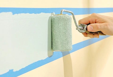 பெயிண்டிங் பணிகளில் உதவும் ‘புளூ டேப்’