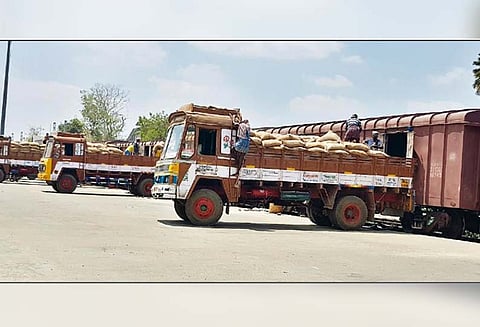 திருவாரூரில் இருந்து காட்பாடிக்கு பொதுவினியோக திட்டத்திற்காக 1,250 டன் அரிசி - சரக்கு ரெயிலில் அனுப்பி வைக்கப்பட்டது