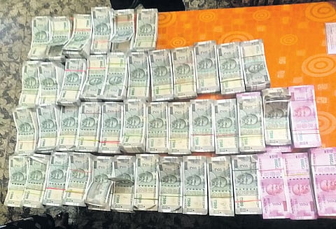 பல கோடி ரூபாய், வெள்ளி நகைகள் பறிமுதல் தேர்தல் பறக்கும் படையினர் அதிரடி