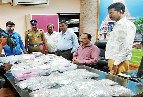 காரில் கொண்டு சென்ற ரூ.68 லட்சம் வெள்ளி நகைகள் பறிமுதல் தேர்தல் பறக்கும் படையினர் அதிரடி