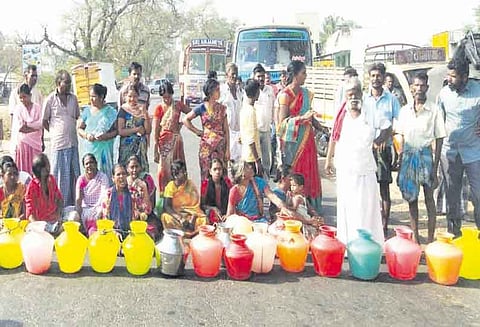 ஜோலார்பேட்டை அருகே குடிநீர் கேட்டு பொதுமக்கள் சாலைமறியல் போக்குவரத்து பாதிப்பு