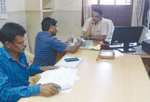 கோட்டைப்பட்டினம் அருகே வாகன சோதனையில் ரூ.1½ லட்சம் பறிமுதல்