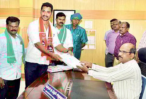 திருச்சி நாடாளுமன்ற தொகுதியில் நாம் தமிழர் கட்சி வேட்பாளர் உள்பட 2 பேர் மனு தாக்கல்