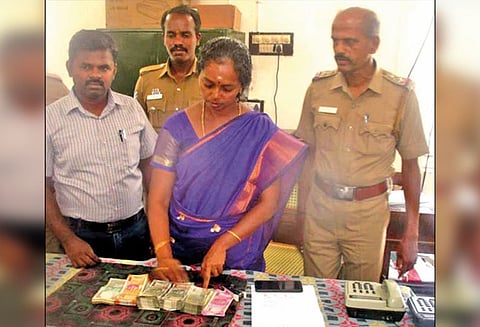 வாகன சோதனை, தேர்தல் பறக்கும் படையினரிடம் ரூ.4½ லட்சம் சிக்கியது