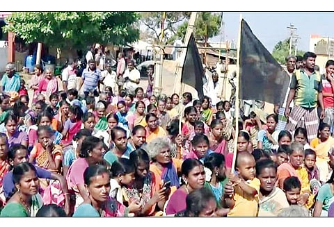 அடிப்படை வசதி கோரி, கருப்பு கொடி ஏந்தி கிராம மக்கள் தேர்தல் புறக்கணிப்பு போராட்டம்