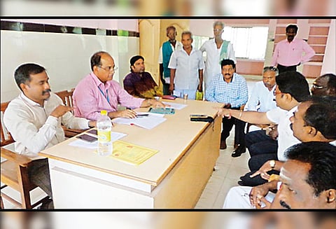 நான்கு வழிச்சாலை பணிக்கு கையகப்படுத்தப்பட்ட நிலத்திற்கு கூடுதல் இழப்பீடு வழங்காவிட்டால் தற்கொலை செய்து கொள்வோம் - ஆலோசனை கூட்டத்தில் விவசாயிகள் ஆவேசம்