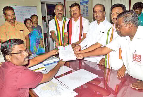 பொள்ளாச்சி நாடாளுமன்ற தொகுதியில் தி.மு.க. வேட்பாளர் கு.சண்முக சுந்தரம் வேட்புமனு தாக்கல்