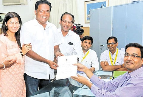 பெங்களூரு மத்தி தொகுதியில் நடிகர் பிரகாஷ் ராஜ், பி.சி.மோகன் எம்.பி. வேட்புமனு தாக்கல்