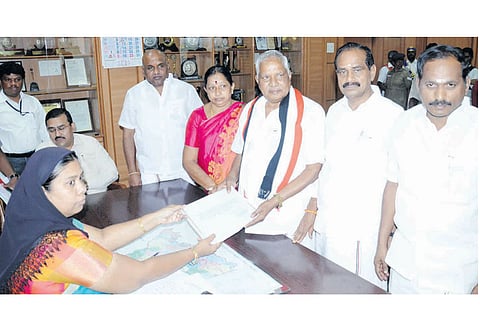 நாமக்கல் நாடாளுமன்ற தொகுதியில் அ.தி.மு.க.-கொ.ம.தே.க. வேட்பாளர்கள் உள்பட 8 பேர் வேட்புமனு தாக்கல்