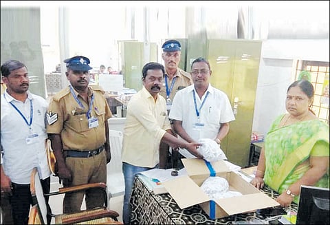 சேலத்தில் பறக்கும் படை அதிகாரிகள் சோதனை: ரூ.2 லட்சம், 5 கிலோ வெள்ளி பொருட்கள் பறிமுதல்