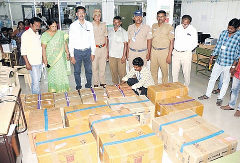 மாவட்டத்தில் வாகன சோதனையில் ரூ.1 கோடி, 1,026 சேலைகள் பறிமுதல்