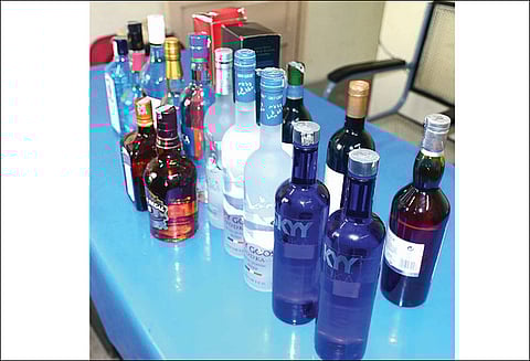 குமரியில் தேர்தல் அதிகாரிகள் வாகன சோதனை: வெளிநாட்டு மதுபாட்டில்கள் சிக்கின விடுதி உரிமையாளரிடம் ரூ.1¼ லட்சமும் பறிமுதல்