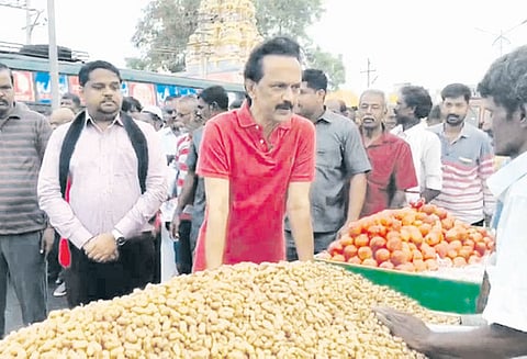 தர்மபுரி உழவர் சந்தையில் தி.மு.க. வேட்பாளருக்கு ஆதரவு திரட்டிய மு.க.ஸ்டாலின் பொதுமக்களிடம் கலந்துரையாடினார்