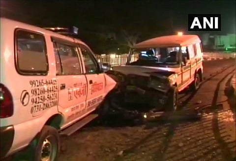 மத்திய பிரதேசத்தில் 2 ஆம்புலன்சுகள் மோதல்; கர்ப்பிணி உள்பட 5 பேர் காயம்