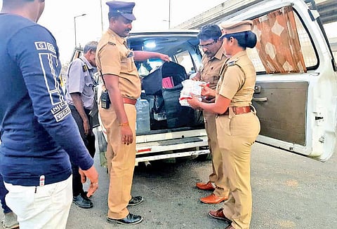 தேர்தல் பறக்கும் படை சோதனை டாஸ்மாக்கில் வசூலான ரூ.53 லட்சம் பறிமுதல்