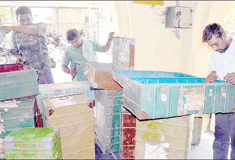 வாக்குச்சாவடிகளுக்கு பொருட்களை எடுத்து செல்லும் இரும்பு பெட்டிகளை பழுது பார்க்கும் பணி தீவிரம்