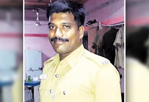 மனைவியுடன் தகராறு, ஜன்னல் கண்ணாடியை உடைத்த போலீஸ்காரர் சாவு - கை நரம்பு துண்டானதால் பரிதாபம்