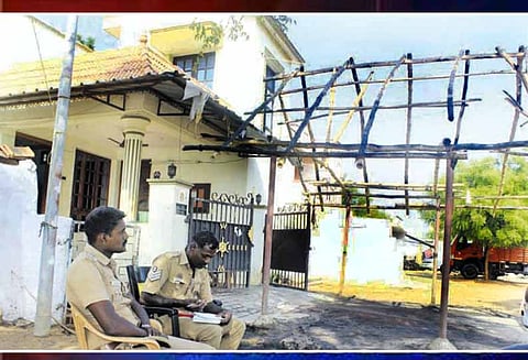 பாளையங்கோட்டையில் , காதலன் வீட்டில் நிறுத்தியிருந்த லாரி, கார் உடைப்பு; பந்தலுக்கு தீ வைப்பு - காதலியின் சகோதரருக்கு வலைவீச்சு