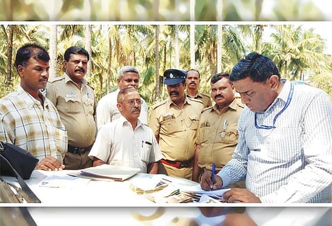 குமிட்டிபதி பகுதியில், வாகன சோதனையில் ரூ.3¼ லட்சம் பறிமுதல் - பறக்கும் படையினர் அதிரடி