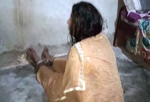 பேய் பிடித்திருக்கிறது என கூறி பெண்ணை சங்கிலியால் கட்டி வைத்து, அடித்து துன்புறுத்திய கணவர் கைது