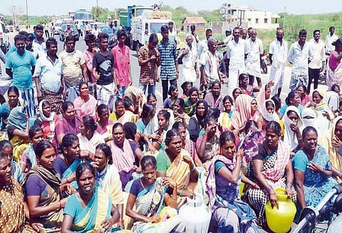 ராமநாதபுரம் அருகே குடிநீர் கேட்டு பொதுமக்கள் சாலை மறியல் அமைச்சர் சமரசம்