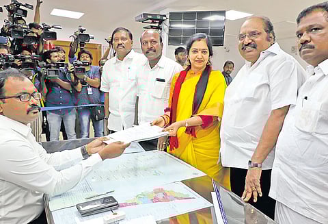 தி.மு.க. வேட்பாளர்கள் தமிழச்சி தங்கபாண்டியன், டாக்டர் கலாநிதி வேட்புமனு தாக்கல்