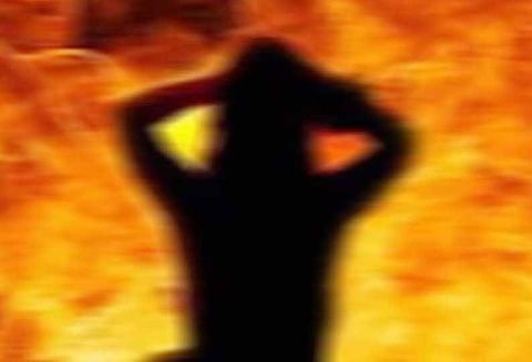 ராமநகர் அருகே சொத்து தகராறில் பயங்கரம் பெண் உயிருடன் எரித்துக்கொலை - மைத்துனர் உள்பட 4 பேருக்கு வலைவீச்சு