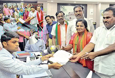 தூத்துக்குடி தொகுதியில் கனிமொழி, தமிழிசை சவுந்தரராஜன் வேட்புமனு தாக்கல்