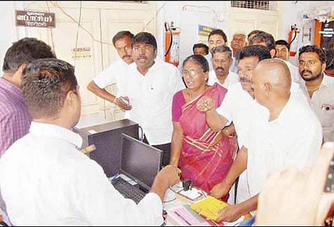 தாலுகா அலுவலகத்தை தி.மு.க.வினர் முற்றுகை அ.தி.மு.க. கூட்டத்துக்கு தேசிய ஊரக வேலை திட்ட பெண்களை அழைத்து சென்றதாக புகார்