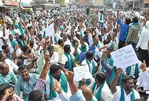 மஞ்சள் விவசாயிகள் 250-க்கும் மேற்பட்டோர் மனு தாக்கல் - நிஜாமாபாத் தொகுதியில் நூதன போராட்டம்