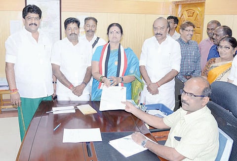 திருச்சி நாடாளுமன்ற தொகுதியில் அ.ம.மு.க. வேட்பாளர் சாருபாலா தொண்டைமான் உள்பட 22 பேர் வேட்பு மனு தாக்கல்