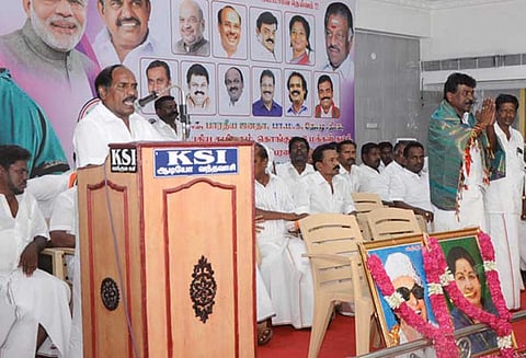 செஞ்சி ஏழுமலை வெற்றிக்கு அ.தி.மு.க. கூட்டணியினர் ஒருங்கிணைந்து பாடுபட வேண்டும் - தூசி மோகன் எம்.எல்.ஏ. பேச்சு