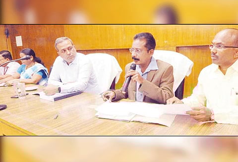 கரூர் நாடாளுமன்ற தொகுதியில் அ.தி.மு.க., காங்கிரஸ் வேட்பாளர்கள் உள்பட 43 பேரின் மனுக்கள் ஏற்பு 11 பேரின் மனுக்கள் நிராகரிப்பு